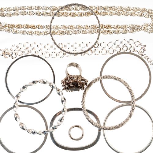 A GROUP OF MOSTLY SILVER JEWELLERY (12)