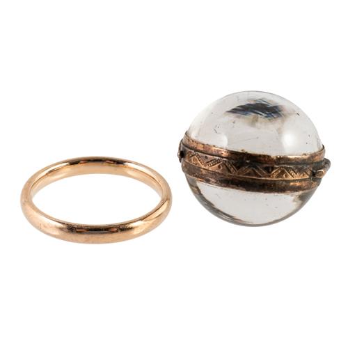 A POOL OF LIGHT PENDANT LOCKET AND A 9CT GOLD WEDDING BAND (2)