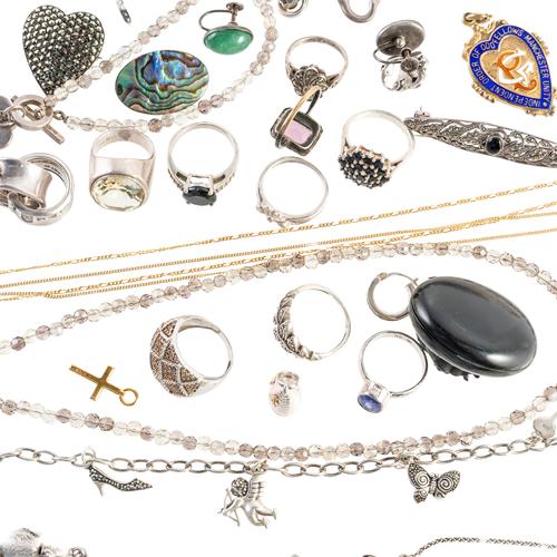 A GROUP OF SILVER JEWELLERY AND FURTHER ITEMS (QTY)
