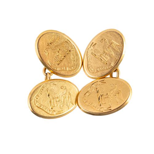 A PAIR OF GOLD CUFFLINKS