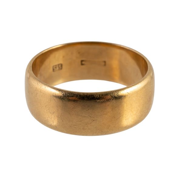 A GOLD WEDDING BAND RING