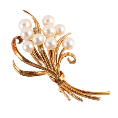 A MIKIMOTO GOLD AND CULTURED PEARL BROOCH