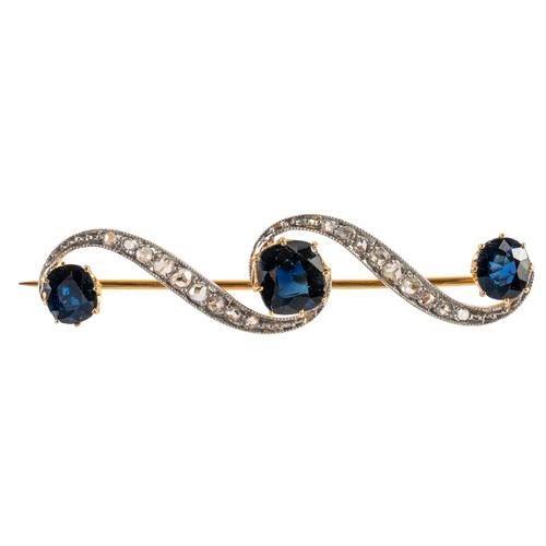 A GOLD, SAPPHIRE AND DIAMOND BROOCH