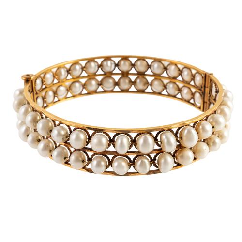 A GOLD AND CULTURED PEARL CIRCULAR BANGLE