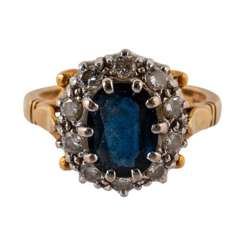 AN 18CT GOLD, SAPPHIRE AND DIAMOND OVAL CLUSTER RING