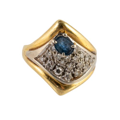 AN 18CT GOLD, SAPPHIRE AND DIAMOND RING