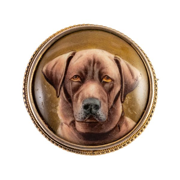 A GOLD MOUNTED ENAMELLED CIRCULAR BROOCH
