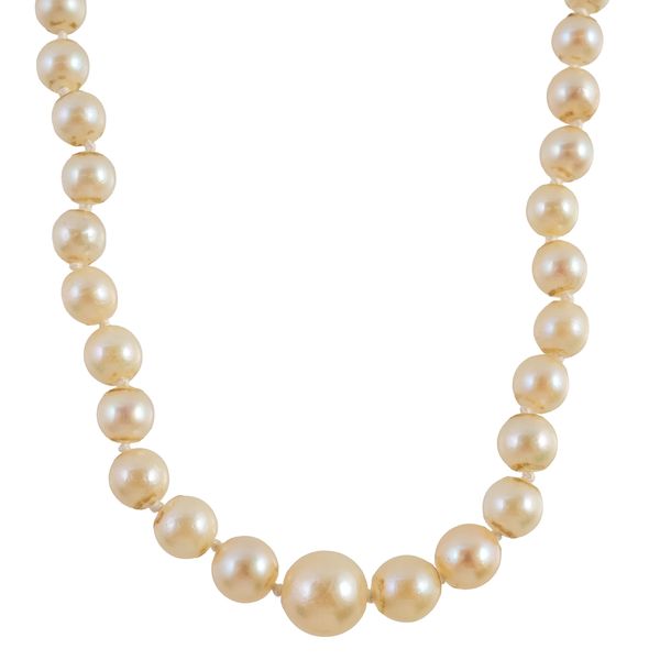 A STRING OF GRADUATED CULTURED PEARLS