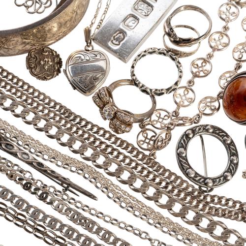 A GROUP OF SILVER JEWELLERY (31)