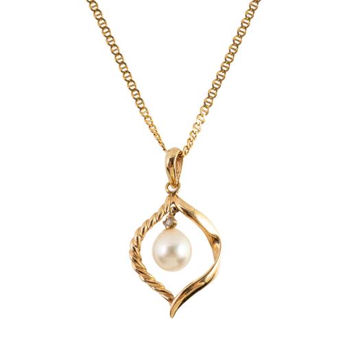 A GOLD AND CULTURED PEARL PENDANT NECKLACE