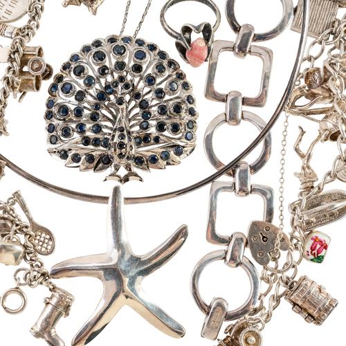 A GROUP OF MOSTLY SILVER JEWELLERY (12)