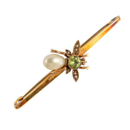 A GOLD, PERIDOT, SEED PEARL AND IMITATION PEARL BAR BROOCH