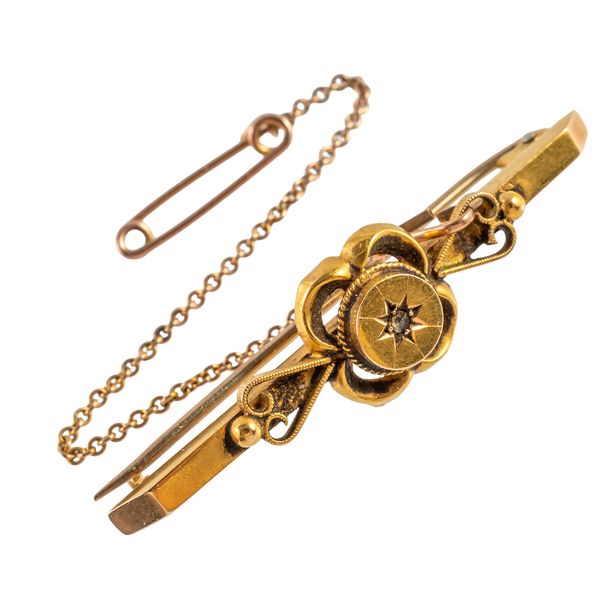 A GOLD BAR BROOCH (2)