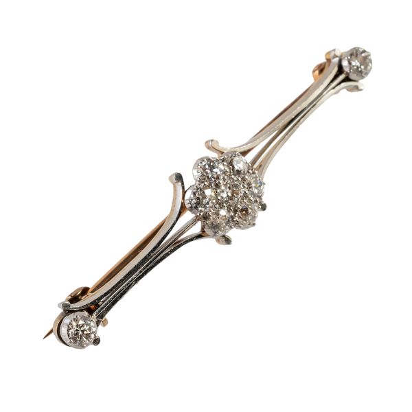 A FLORAL DIAMOND BAR BROOCH (2)