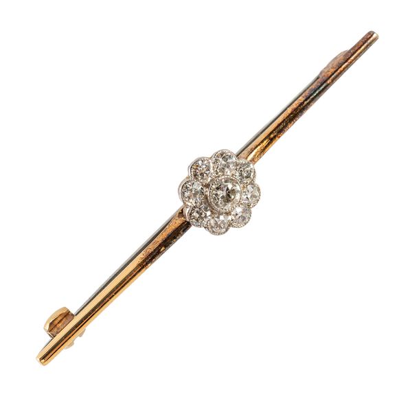 A DIAMOND FLORAL BAR BROOCH (2)