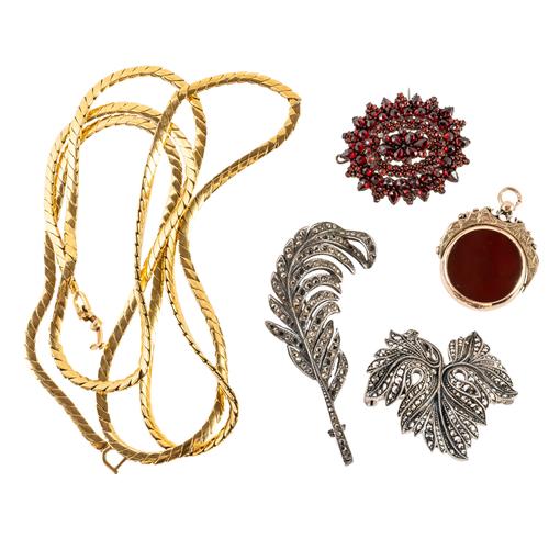 A BOHEMIAN GARNET OVAL BROOCH AND FOUR FURTHER ITEMS (5)