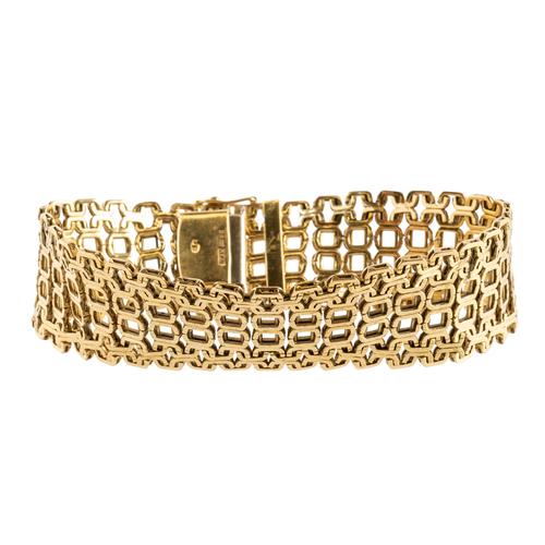 AN 18CT GOLD BRACELET