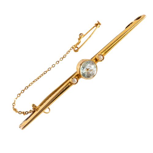 AN AQUAMARINE AND PEARL BAR BROOCH (2)