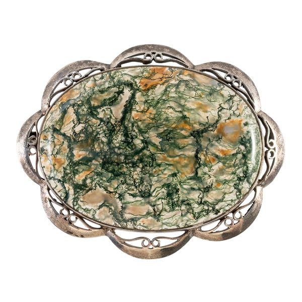 A SILVER MOUNTED SHAPED OVAL MOSS AGATE BROOCH