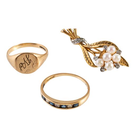 TWO GOLD RINGS AND A CULTURED PEARL AND DIAMOND BROOCH (3)