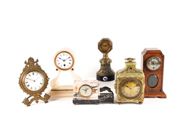 A GROUP OF SIX EARLY 20TH CENTURY AND LATER MANTLE CLOCKS