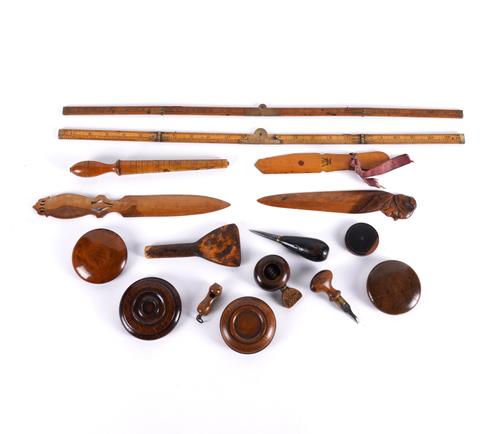 A GROUP OF VARIOUS TREEN SNUFF BOXES, MEASURES, TOOLS AND OTHER ITEMS, INCLUDING A SNUFF BOX FROM THE WINDSOR CASTLE OAK (16)