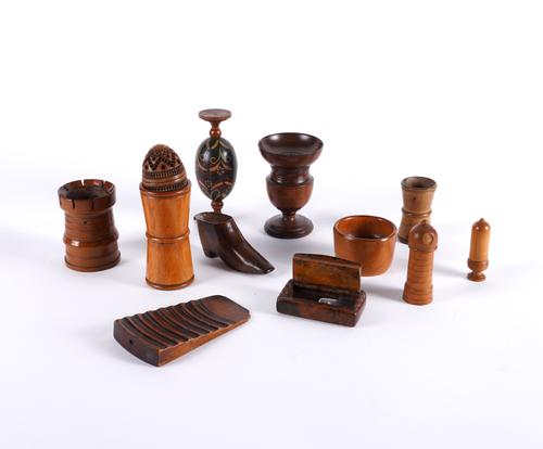 A GROUP OF TWELVE TREEN ITEMS INCLUDING A VICTORIAN SHOE SNUFF BOX (12)