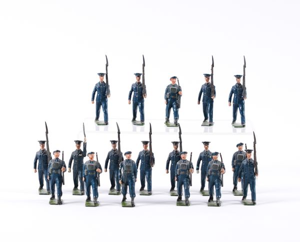 A GROUP OF ASSORTED BRITAINS MILITARY POLICE MODELS TOGETHER WITH A SELECTION OF CAST METAL MILITARY BAND FIGURES AND SUNDRY