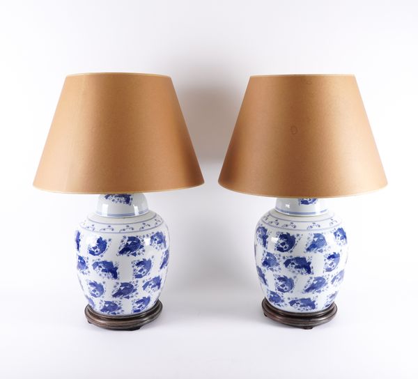 A PAIR OF CHINESE BLUE AND WHITE GINGER JAR TABLE LAMPS (2)