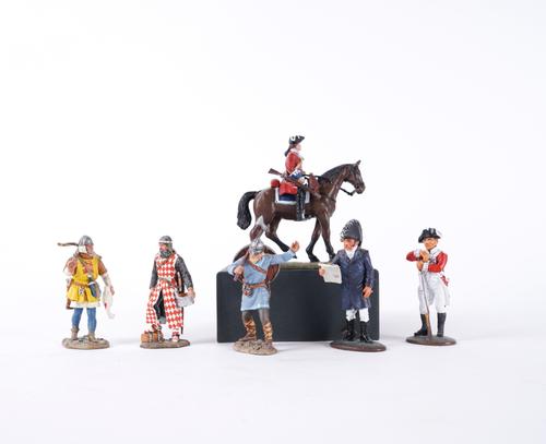 A LARGE GROUP OF MODERN CORGI AND EL PRADO CAST METAL SOLDIERS AND OTHER MODELS
