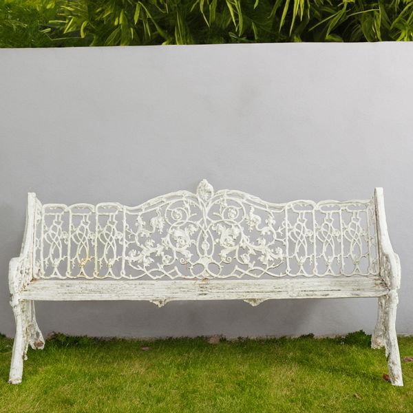 A 20TH CENTURY WHITE PAINTED FOLIATE CAST IRON GARDEN BENCH