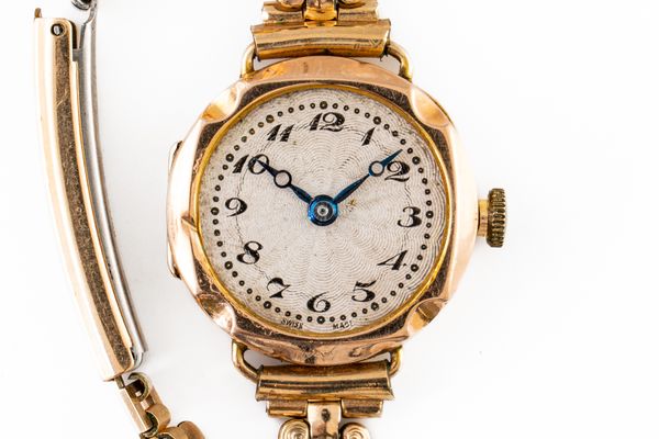 A 9CT GOLD CASED LADY'S WRISTWATCH