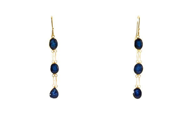 A PAIR OF SAPPHIRE DROP EARRINGS