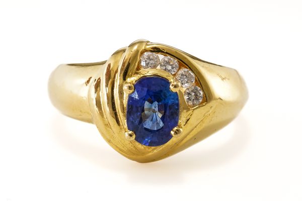 A SAPPHIRE AND DIAMOND RING