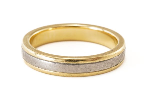 A BICOLOUR WEDDING BAND