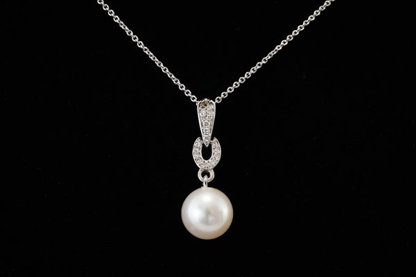 A PEARL AND DIAMOND PENDANT NECKLACE, BOXED (2)