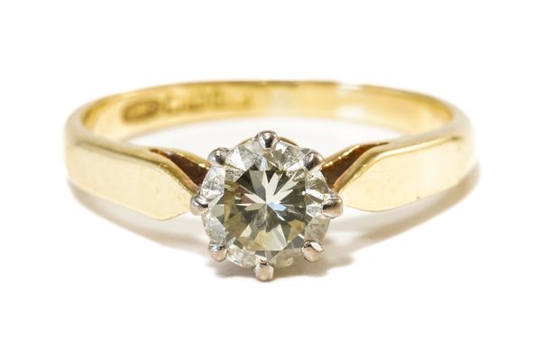 AN 18CT GOLD AND DIAMOND SINGLE STONE RING