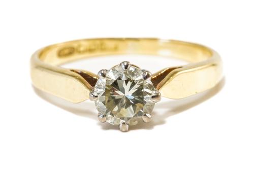AN 18CT GOLD AND DIAMOND SINGLE STONE RING