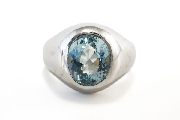 A WHITE GOLD AND AQUAMARINE SINGLE STONE RING