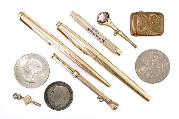 A GOLD CASED AND ENAMELLED CALENDAR PENCIL AND NINE FURTHER ITEMS (10)