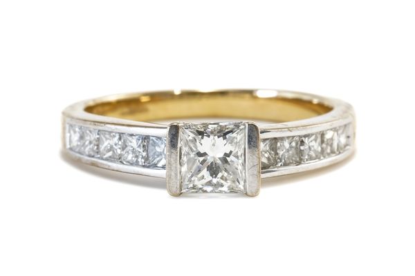 AN 18CT GOLD AND DIAMOND RING