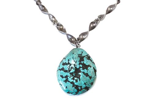 AN ANTHONY HAWKSLEY SILVER NECKLACE WITH A TURQUOISE MATRIX DROP