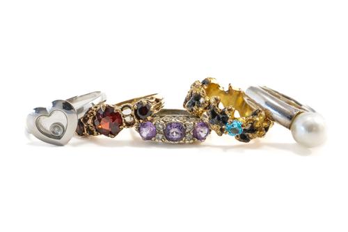 TWO GOLD RINGS AND THREE FURTHER RINGS (5)