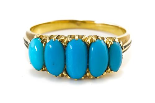 A GOLD AND TURQUOISE FIVE STONE RING