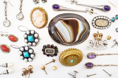 SIX BROOCHES AND NINE PAIRS OF EARRINGS (24)