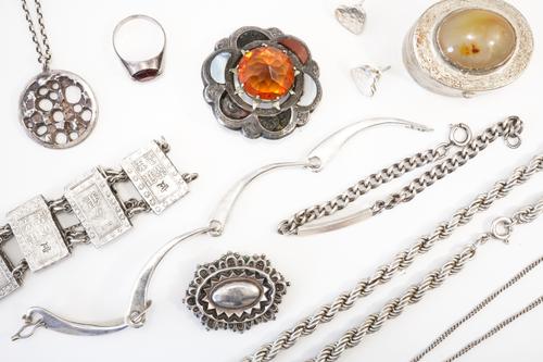 A GROUP OF MOSTLY SILVER MOUNTED JEWELLERY (11)