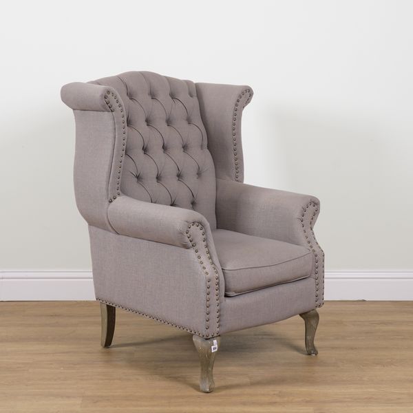 A GREY BUTTONBACK UPHOLSTERED WINGBACK ARMCHAIR