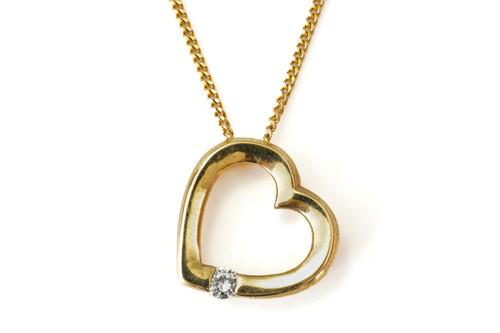 A GOLD HEART NECKLACE (2)
