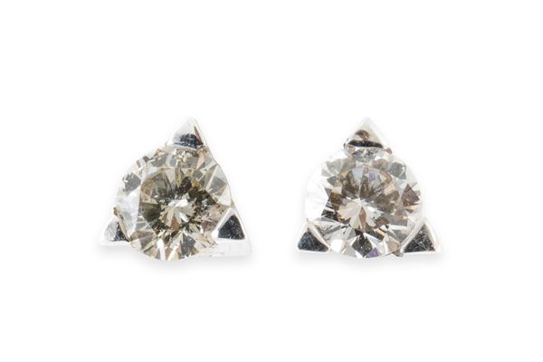 A PAIR OF DIAMOND STUD EARRINGS (3)