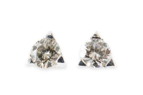 A PAIR OF DIAMOND STUD EARRINGS (3)